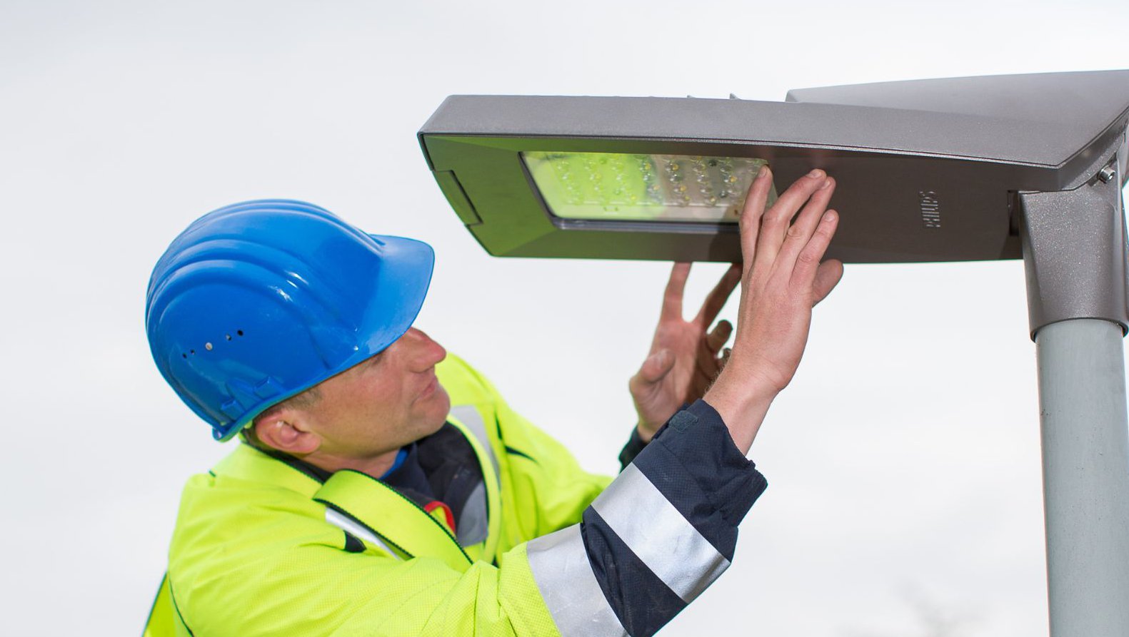 GWN-Mitarbeitende tauschen alte Laternen gegen moderne LED-Lichttechnik.